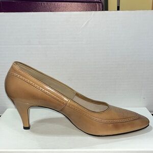 Beige VanHoecks closed toe heals